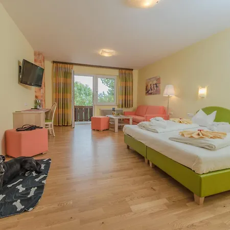 מלון Almfrieden & Romantikchalet 4*