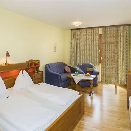 מלון Almfrieden & Romantikchalet 4*