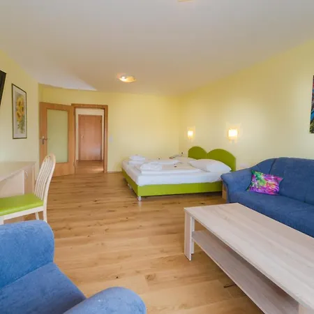 Almfrieden & Romantikchalet فندق
